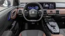 Suzuki eVitara (2025): Das Cockpit, hier in der braunen Version