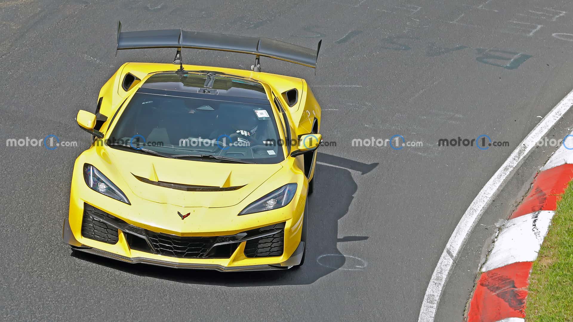 https://cdn.motor1.com/images/mgl/P3AZQK/s1/2026-chevrolet-c8-corvette-zora-spy-shots-undisguised-exterior-44.jpg