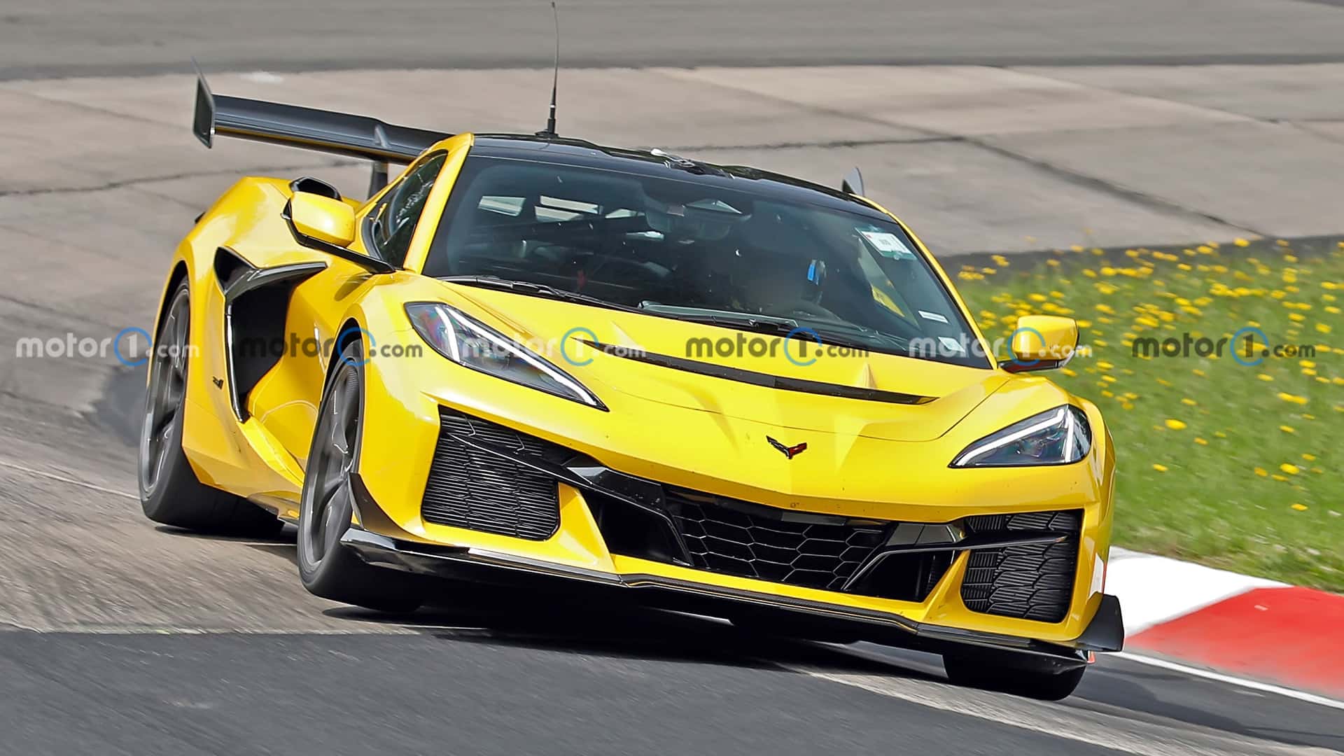 https://cdn.motor1.com/images/mgl/P3AZQL/s1/2026-chevrolet-c8-corvette-zora-spy-shots-undisguised-exterior-32.jpg