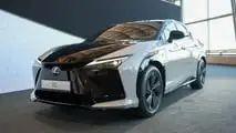 Lexus RZ 550e 2025 vista dal vivo