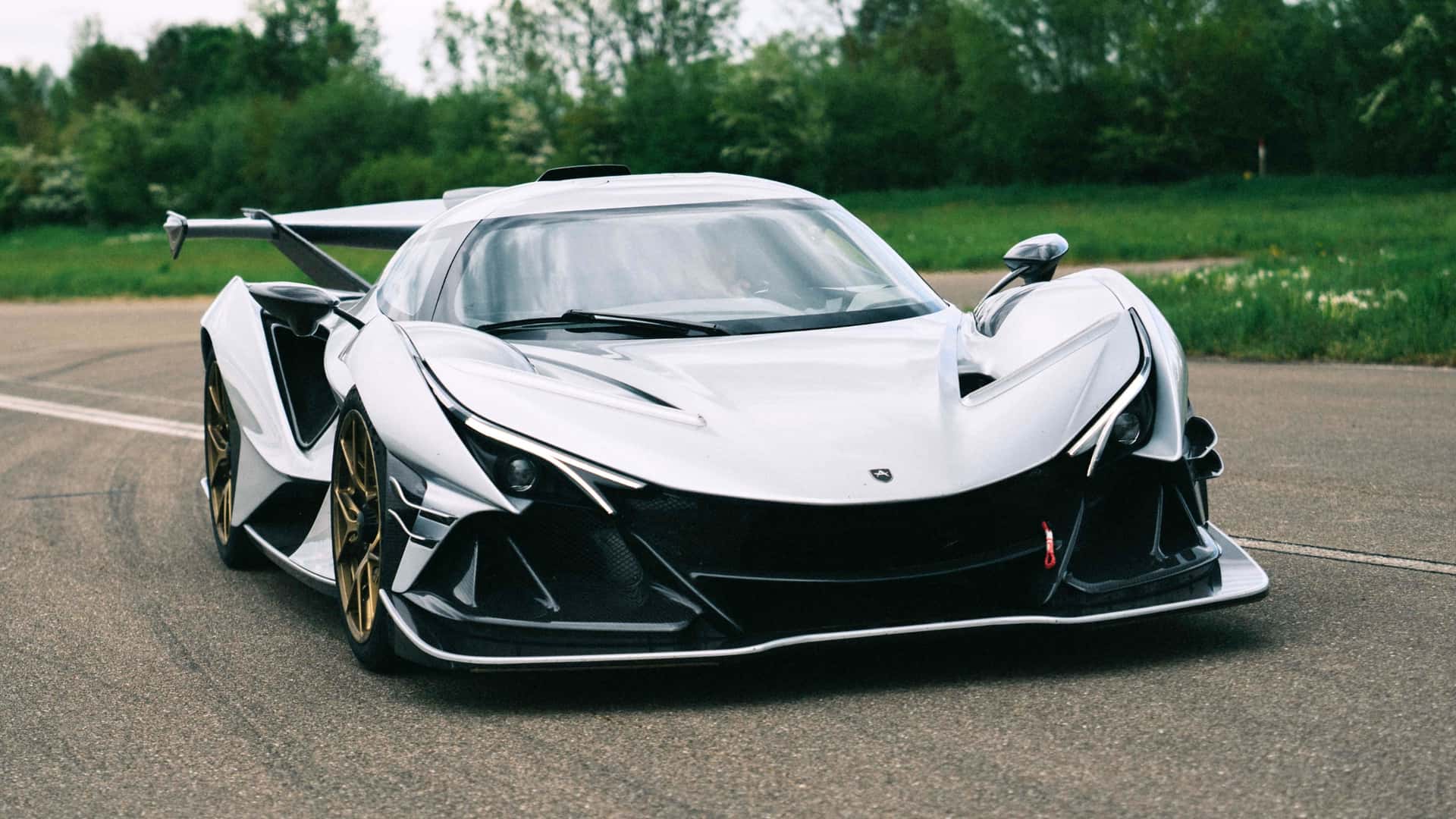 من Hypercar Apollo IE را رانندگی کردم و همه چیز به همان اندازه که به نظر می رسد دیوانه است