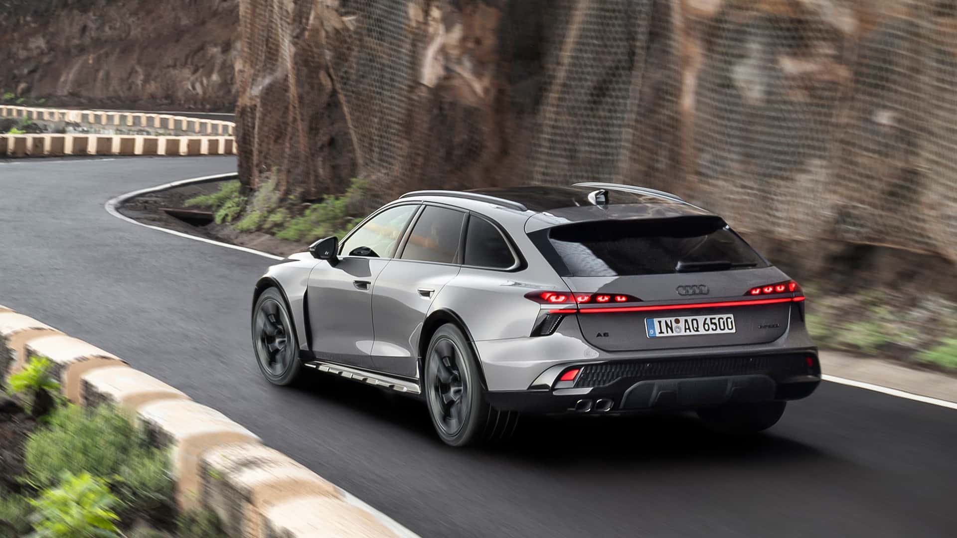 https://cdn.motor1.com/images/mgl/P3B9P2/s1/audi-a6-allroad-2026.jpg