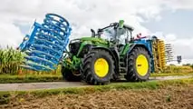 Nuovi trattori John Deere 8R, 8RT e 8RX: comfort evoluto, più efficienza e tecnologie smart per aziende agricole. in crescita