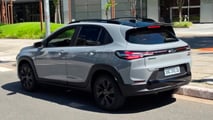 Traseira do Chevrolet Sonic RS mostra lanternas interligadas