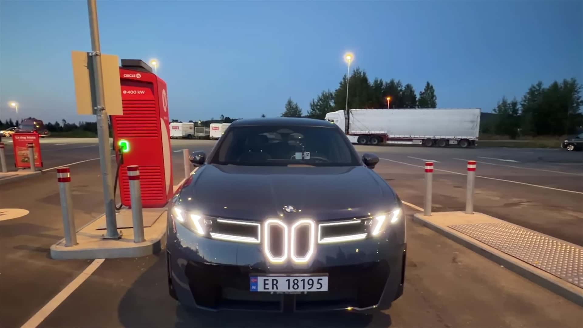 BMW iX3: Prueba de Autonomía en Carretera Tras 15 Minutos de Carga Rápida