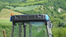 Né le pendenze né gli attrezzi combinati fermano il New Holland T4.110F SuperSteer: potenza, idraulica generosa e BlueCab 4 per i trattamenti