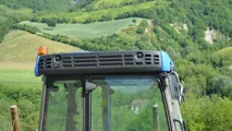 Né le pendenze né gli attrezzi combinati fermano il New Holland T4.110F SuperSteer: potenza, idraulica generosa e BlueCab 4 per i trattamenti
