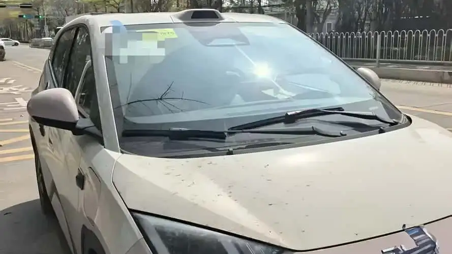 Detalhe do sensor LiDAR no teto do BYD Seagull 2026