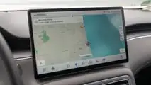 MGS6 EV (2026): Bei der Navi-Zieleingabe legt das rote, rotierende Icon nahe, dass man warten soll, aber man sollte stattdessen auf 