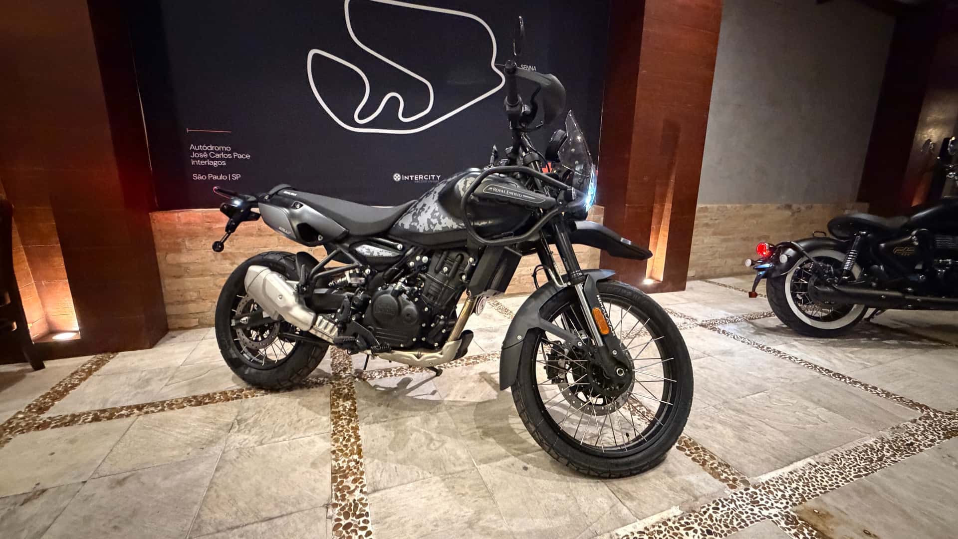 Royal Enfield confirma Goan, Guerrilla Apex e Himalayan Mana