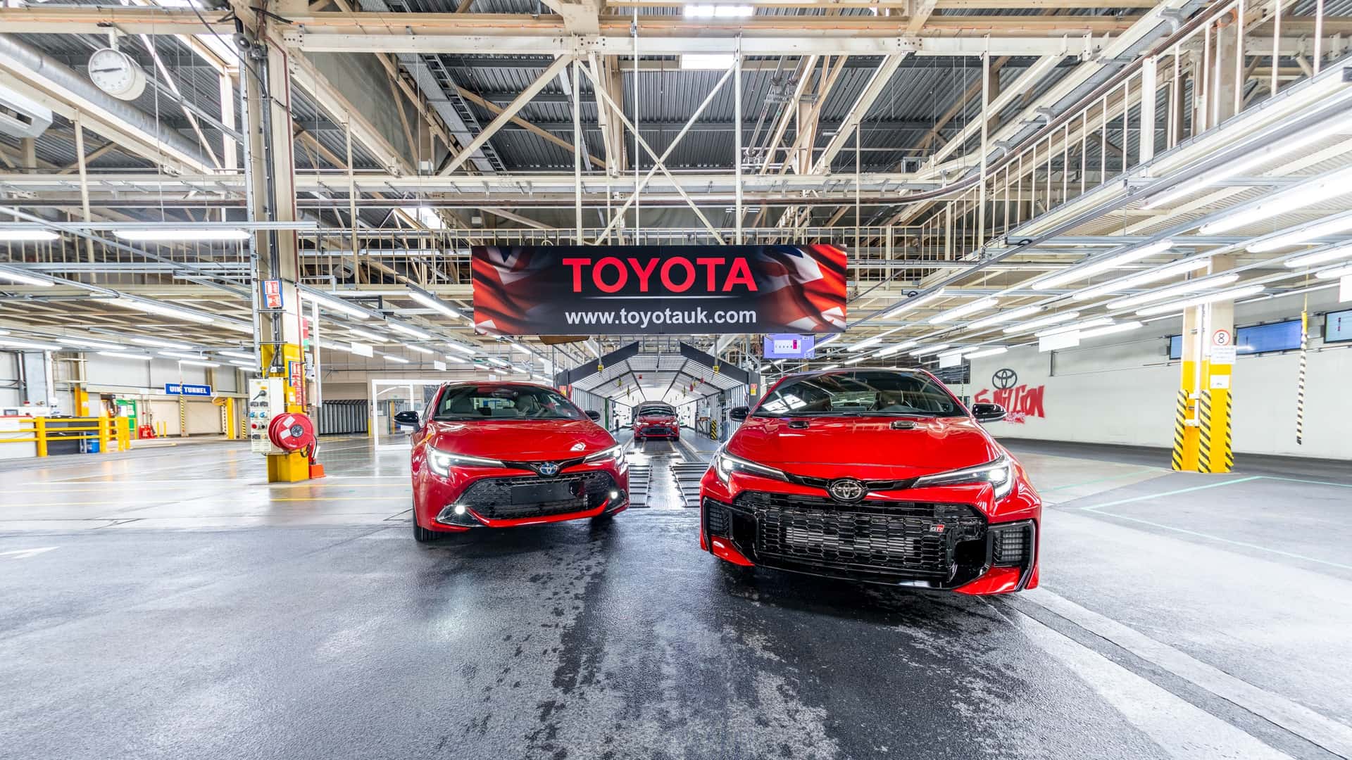 https://cdn.motor1.com/images/mgl/P3Bqm8/s1/toyota-gr-corolla-uk-plant-tour.jpg