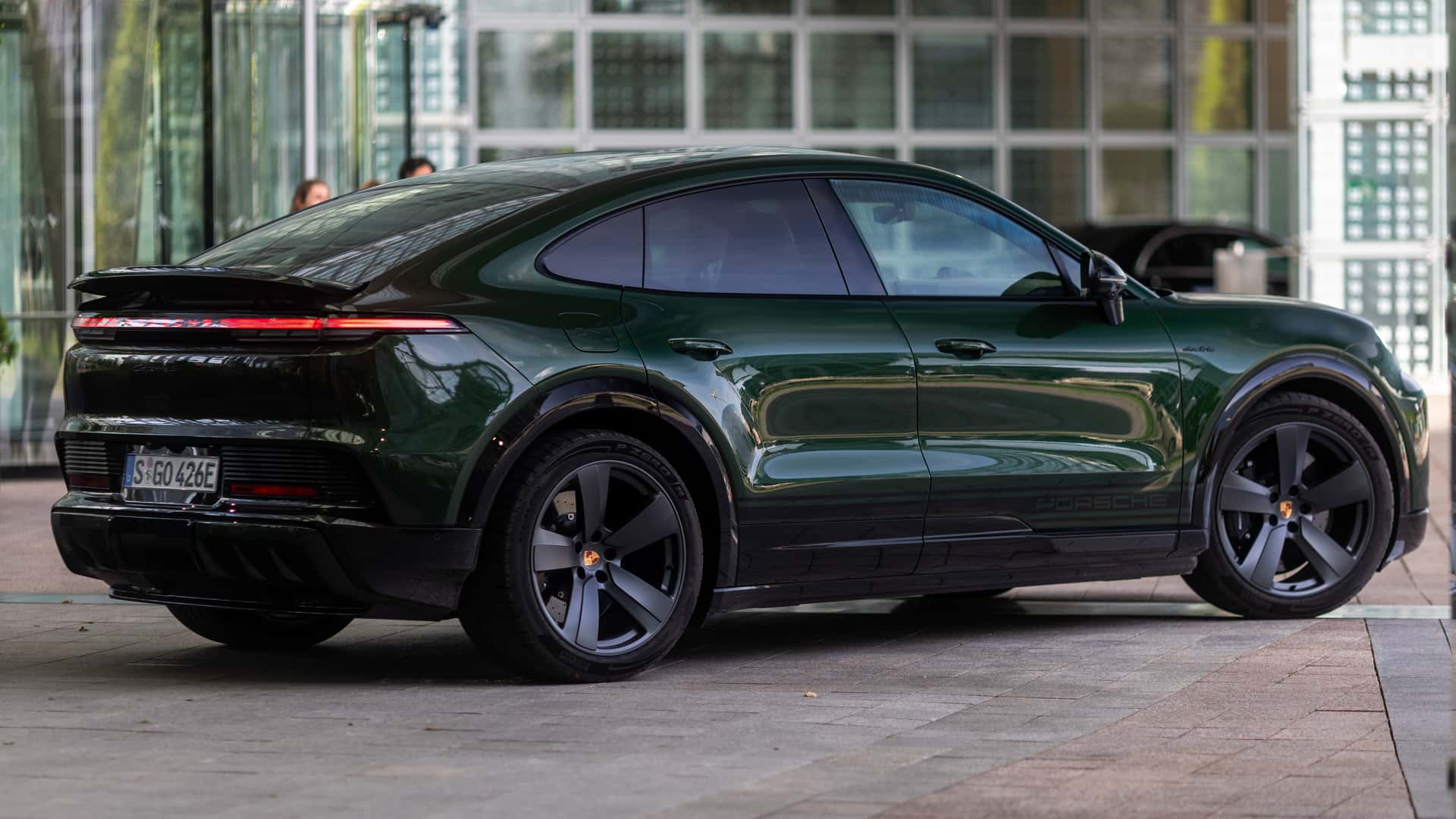 https://cdn.motor1.com/images/mgl/P3BwO2/s1/2026-porsche-cayenne-s-coupe-electric.jpg