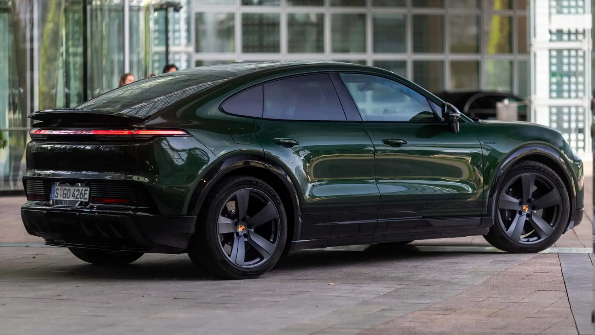 https://cdn.motor1.com/images/mgl/P3BwO2/s1/2026-porsche-cayenne-s-coupe-electric.webp