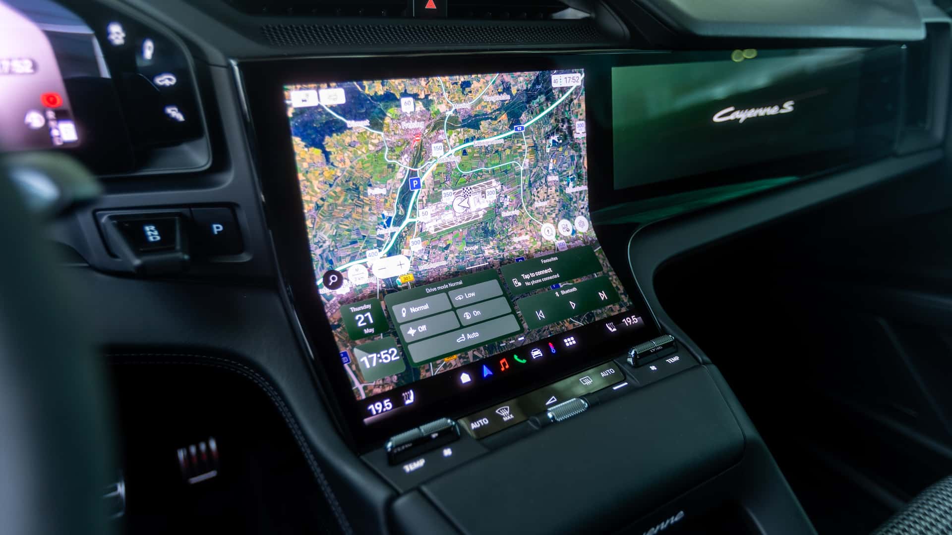 https://cdn.motor1.com/images/mgl/P3BwOy/s1/2026-porsche-cayenne-s-coupe-electric.jpg