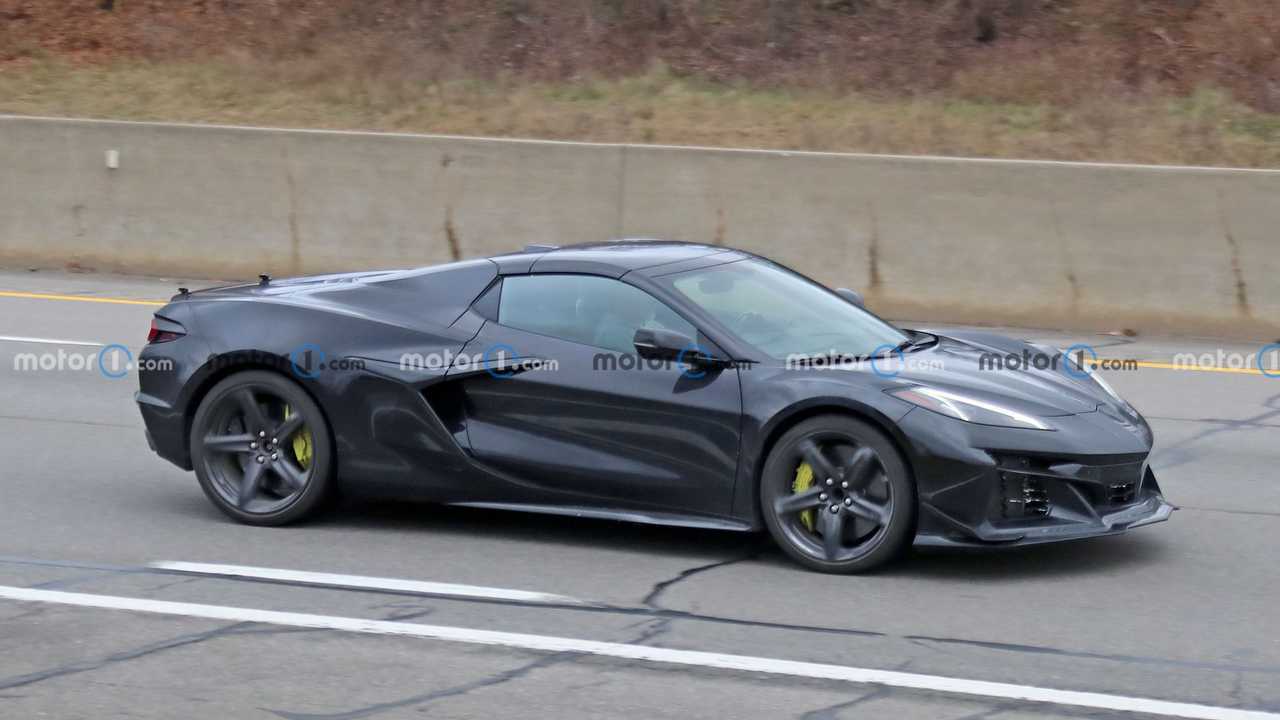 2023 Chevrolet Corvette E-Ray Side View Spy Photo