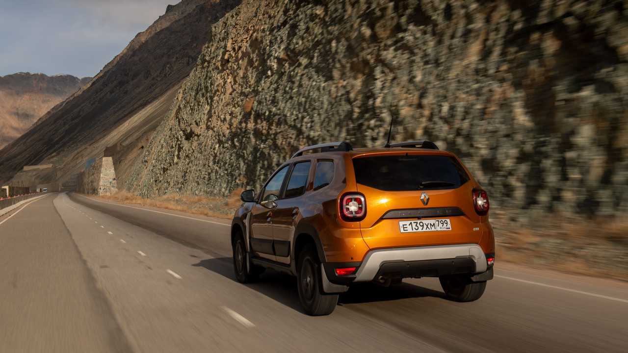 Renault Duster на дороге в Киргизии