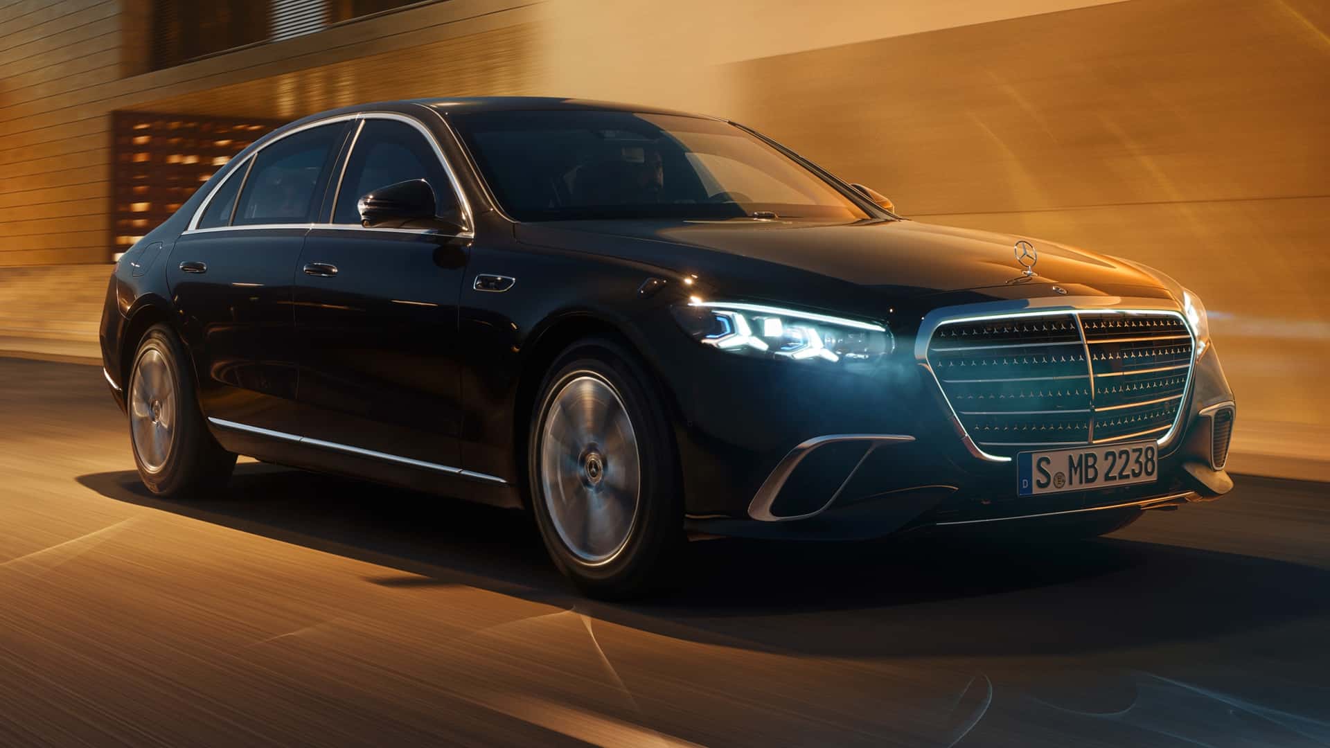 https://cdn.motor1.com/images/mgl/P3M10r/s1/2027-mercedes-s-class-s680-guard.jpg