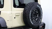 Suzuki Jimny trasformata in Toyota Land Cruiser 70