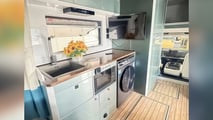 Autocaravana de BYD con dos pisos y terraza en la azotea