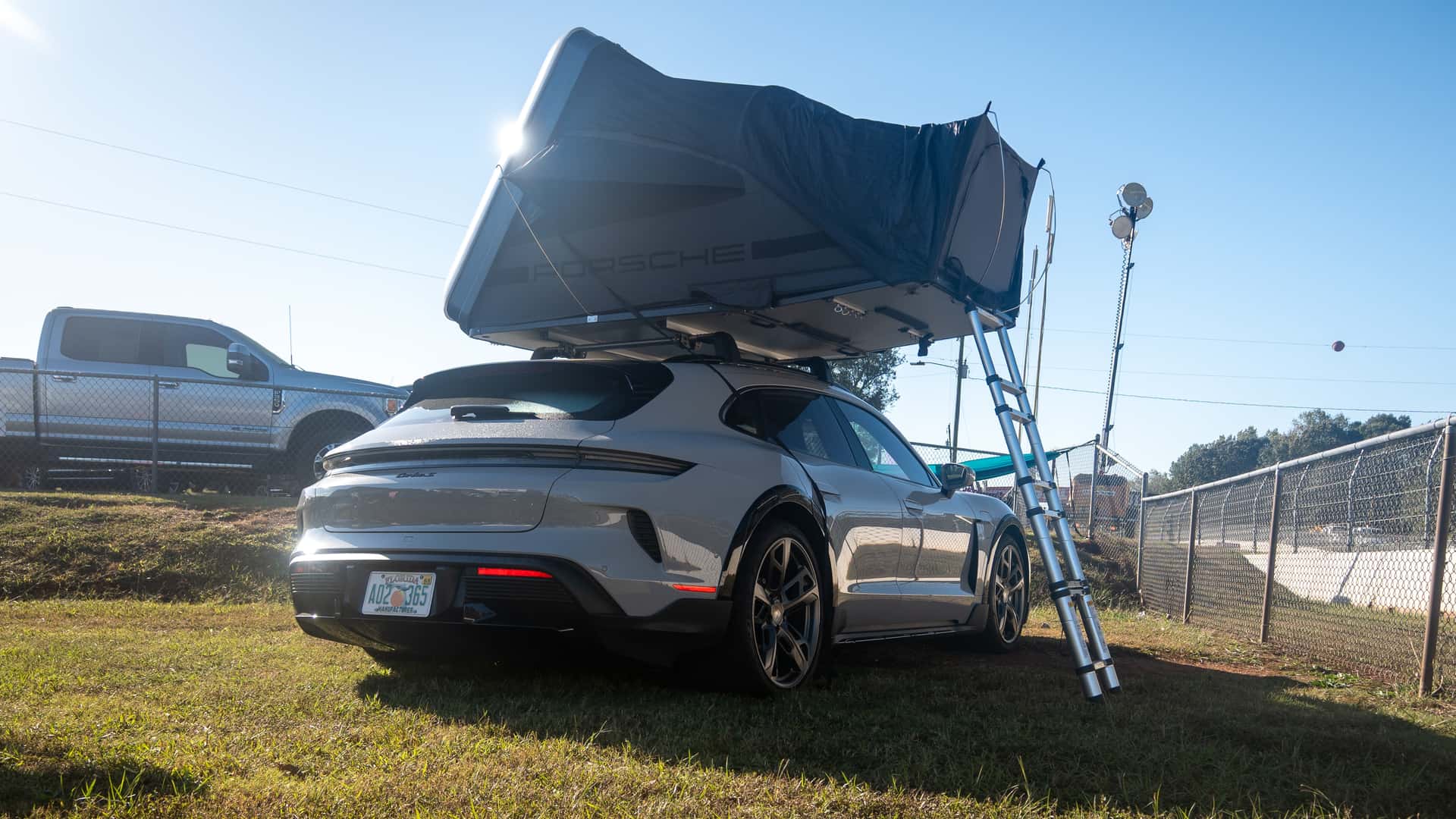 Anda Tidak Perlu Tenda Atap Porsche Taycan, Tapi Anda Pasti Ingin Memilikinya.