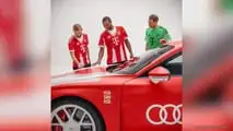 Konrad Laimer, Manuel Neuer und Jonathan Tah mit dem Audi RS e-tron GT FC Bayern Concept