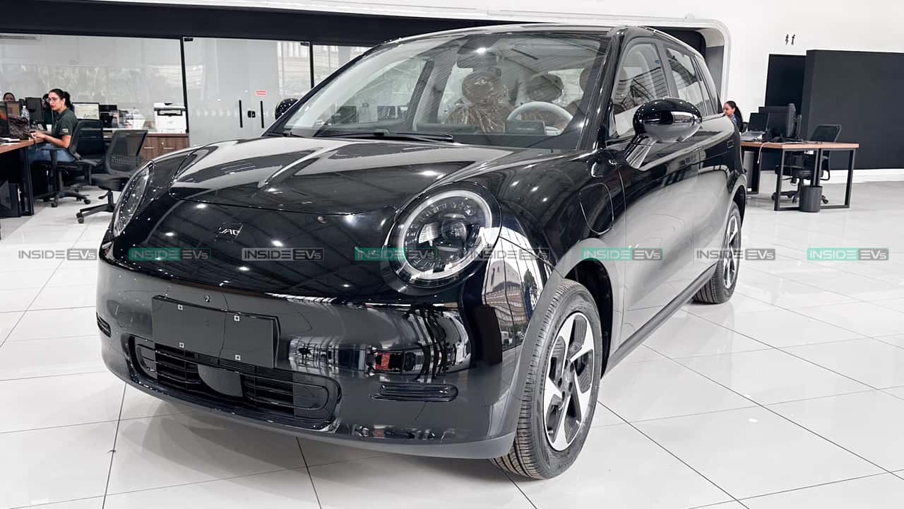 Novo JAC e-JS3, rival de BYD Dolphin, dá as caras na concessionária e será vendido em março