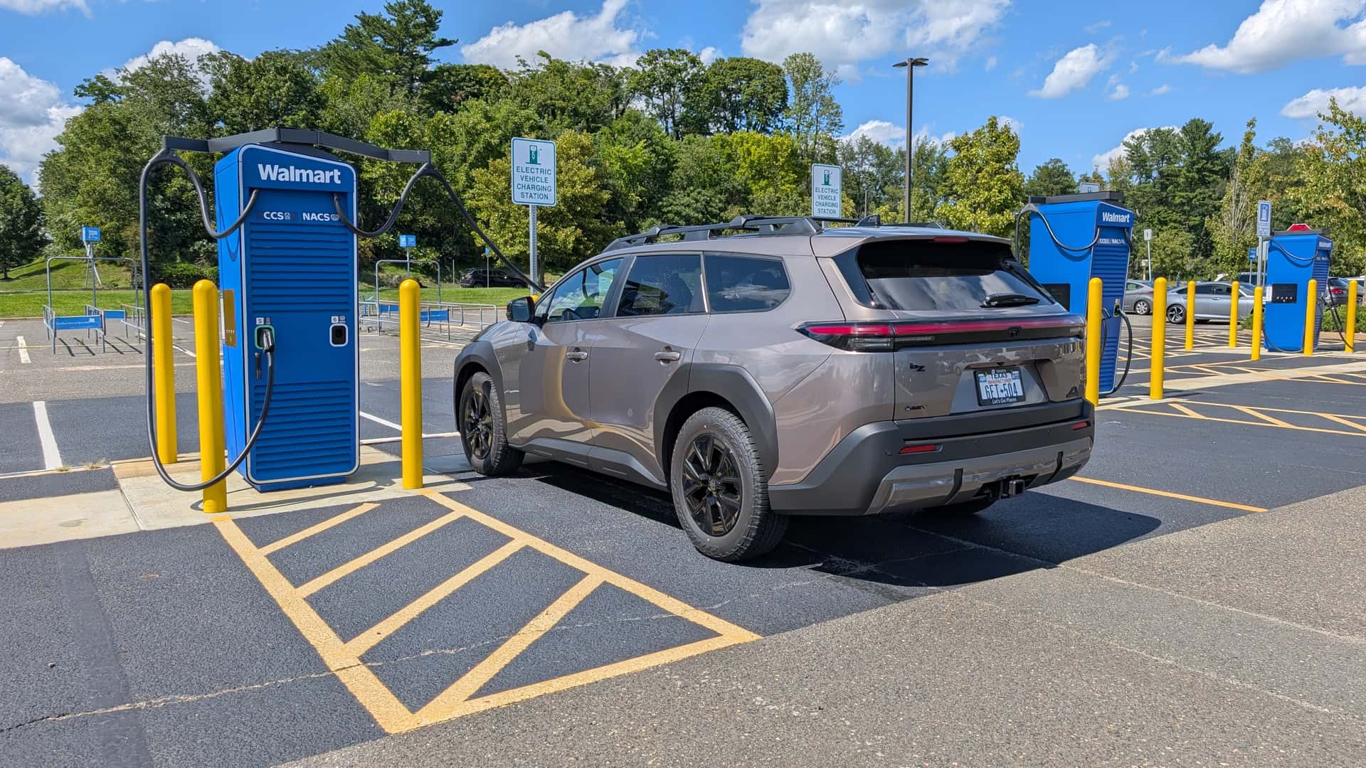 Experiencia Desastrosa Cargando un Vehículo Eléctrico en Walmart: Un Calvario Bajo el Sol