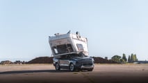 Toyota 重現經典 Top Gear 挑戰，將貨車砸向電動 Hilux