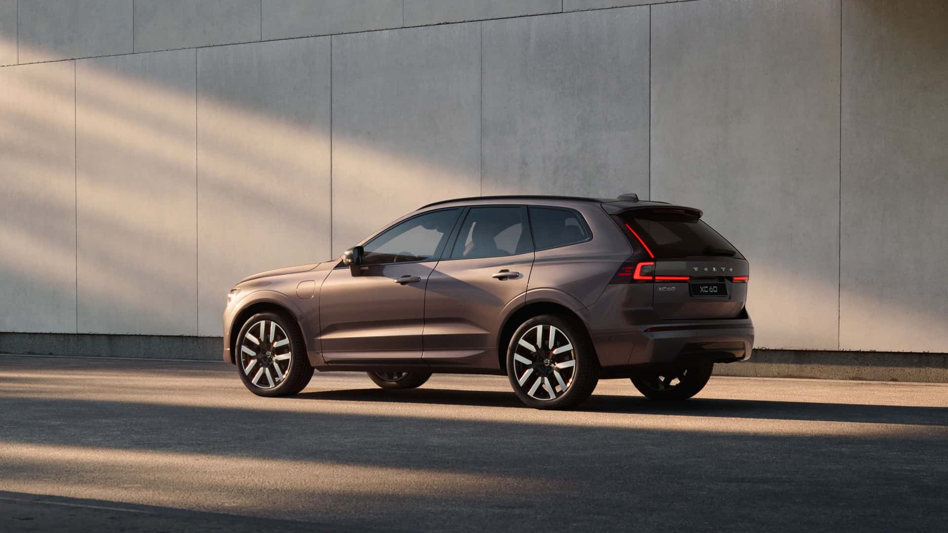 Volvo XC60 2028, вид сзади три четверти