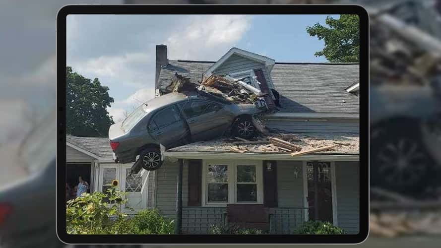 Une Toyota Corolla se plante au deuxième étage d'une maison