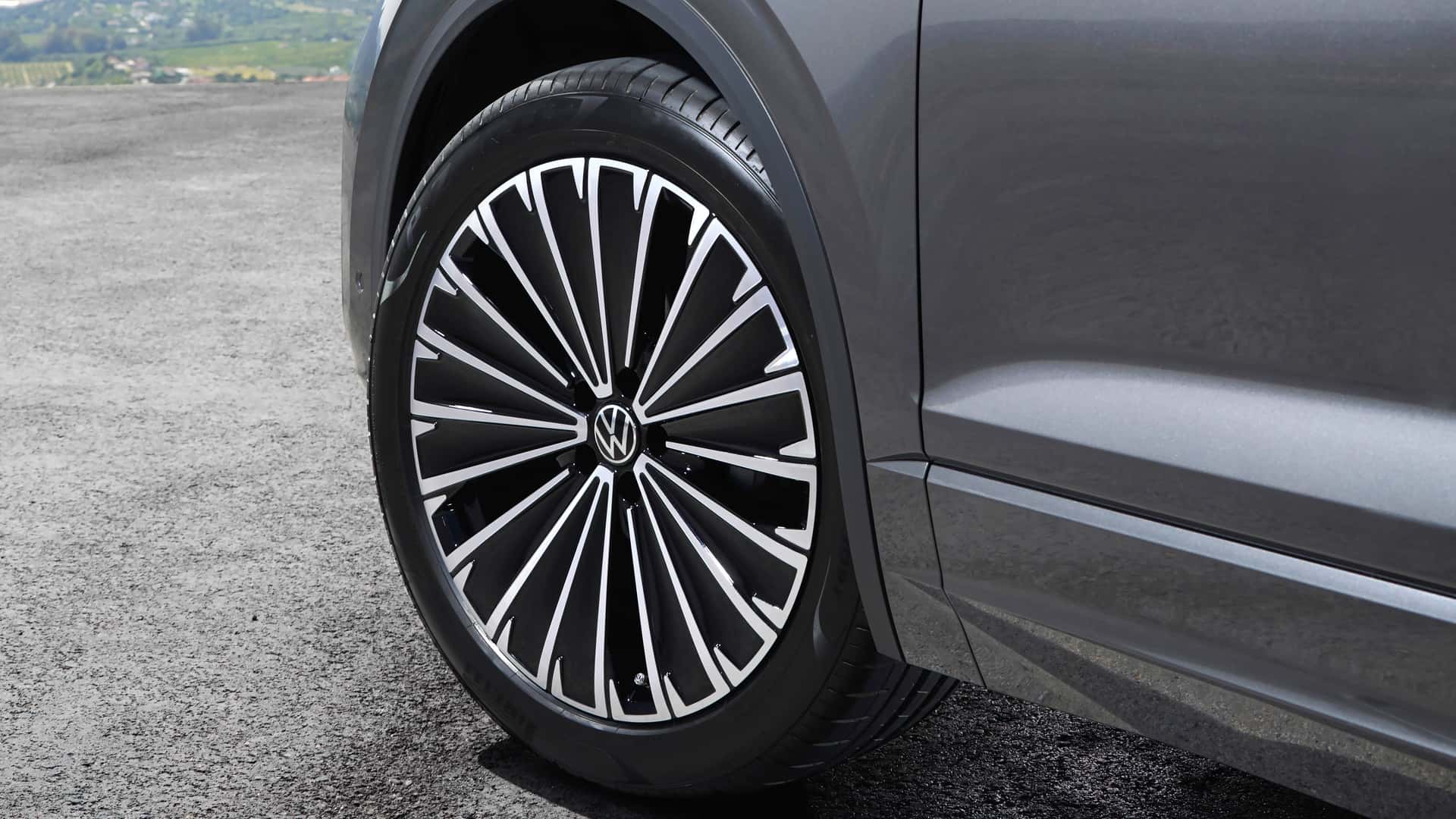 https://cdn.motor1.com/images/mgl/P3WVAA/s1/volkswagen-touareg-elegance-2023.jpg