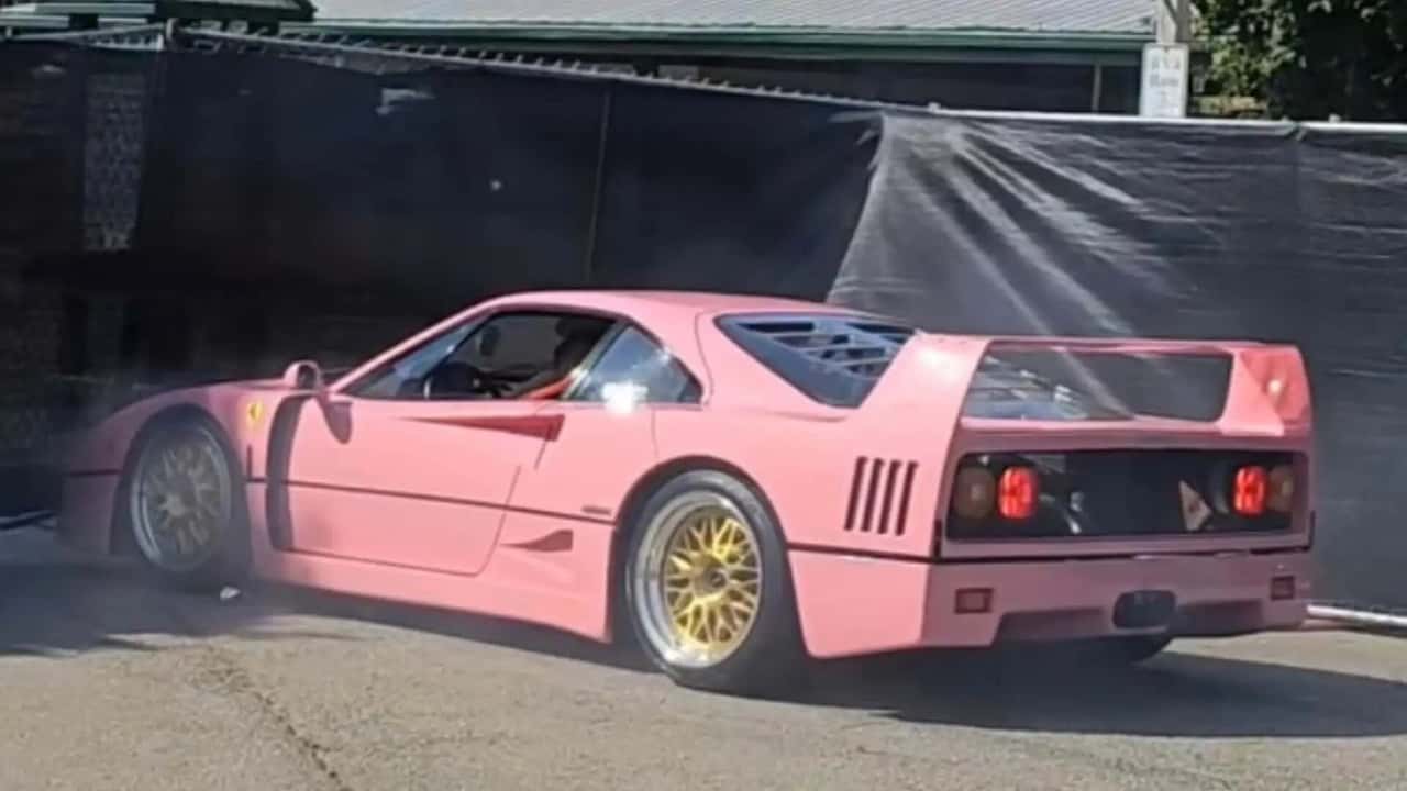 pink-ferrari-f40-crash