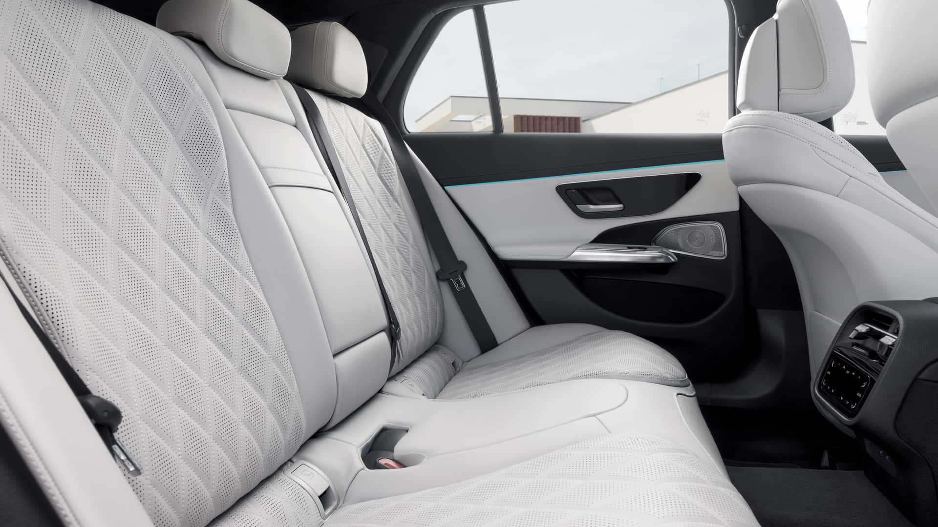 https://cdn.motor1.com/images/mgl/P3WwvG/s1/2024-mercedes-e-class-estate.jpg