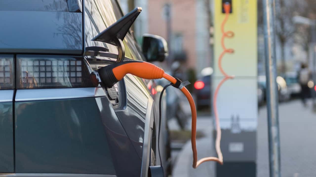 Auto elettrica ricarica