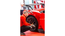 Ferrari SF90 XX Stradale fährt auf der Strecke in Fiorano die schnellste Runde für Straßenfahrzeuge