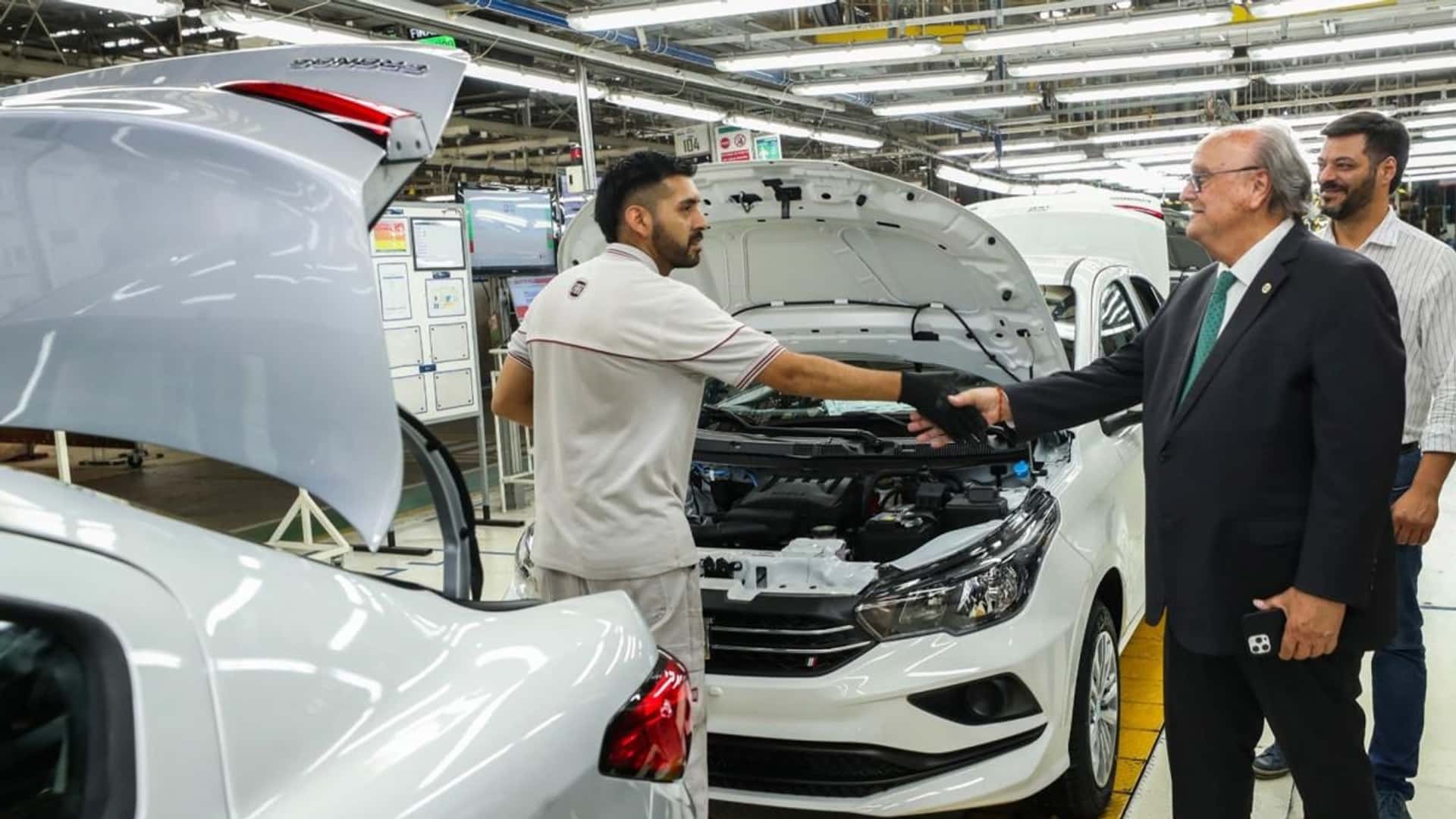 De Mendiguren visitó varias automotrices para pedir que los empleados voten a Massa