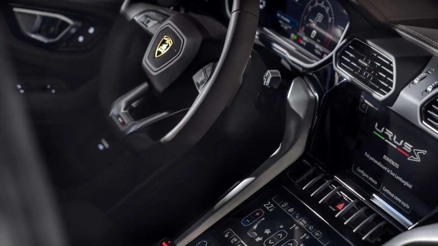 lamborghini-urus-s.webp
