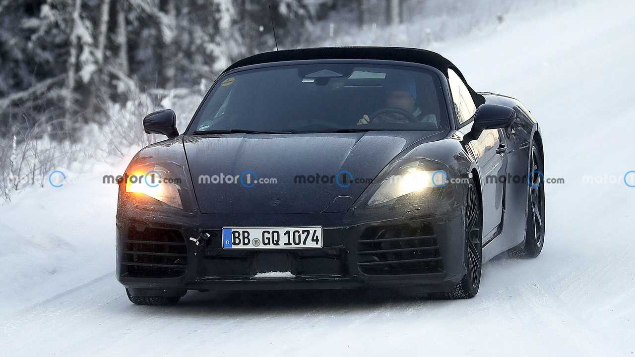 El Porsche Boxster eléctrico se ejercita sobre la nieve y el frío