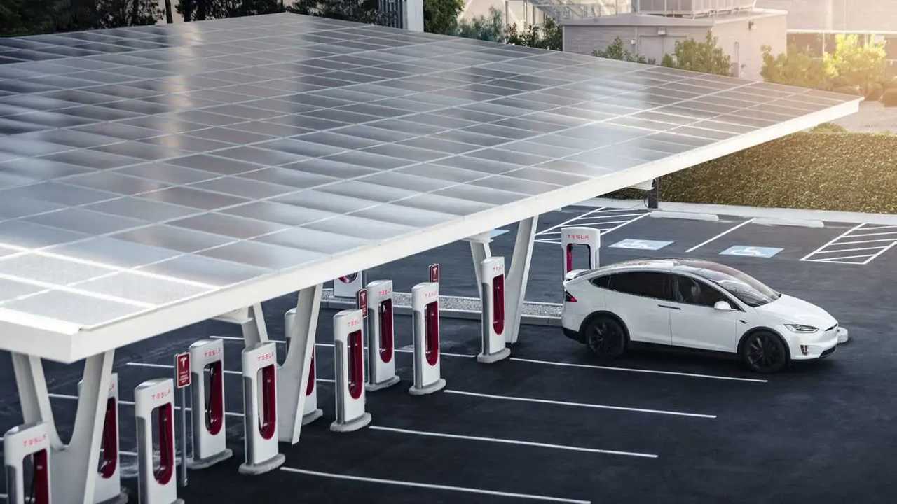 Una Tesla in carica presso una stazione di Supercharger