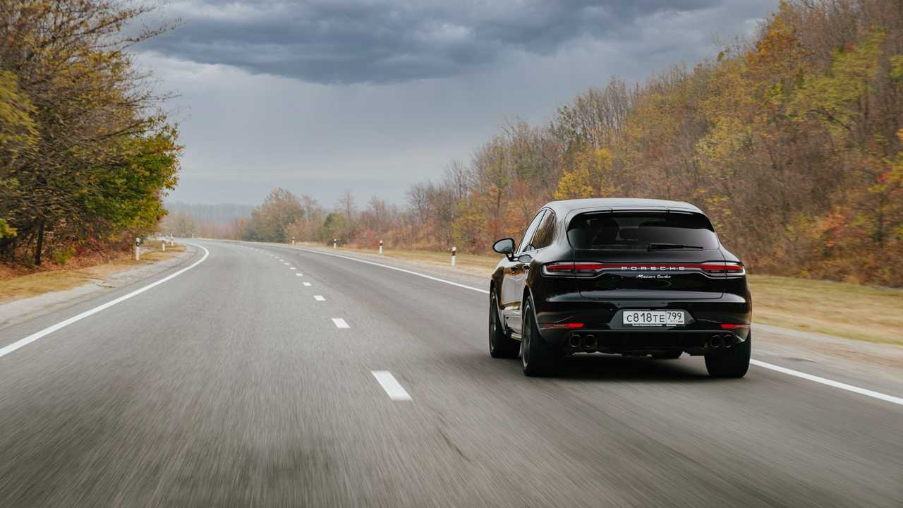 Porsche Macan на дороге