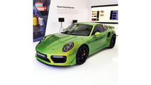 Porsche 911 Turbo S Python Green Chromaflair