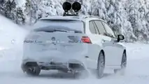 VW Golf R Variant (2021) fast ungetarnt erwischt