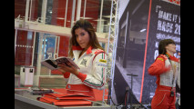 Aria di corse allo stand Abarth 