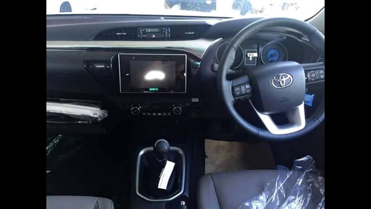 Flagra! nova Hilux 2016 aparece totalmente "limpa" antes do lançamento