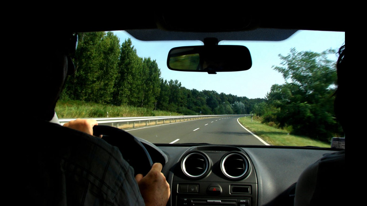 Distrações ao volante: CESVI lista principais causas e efeitos