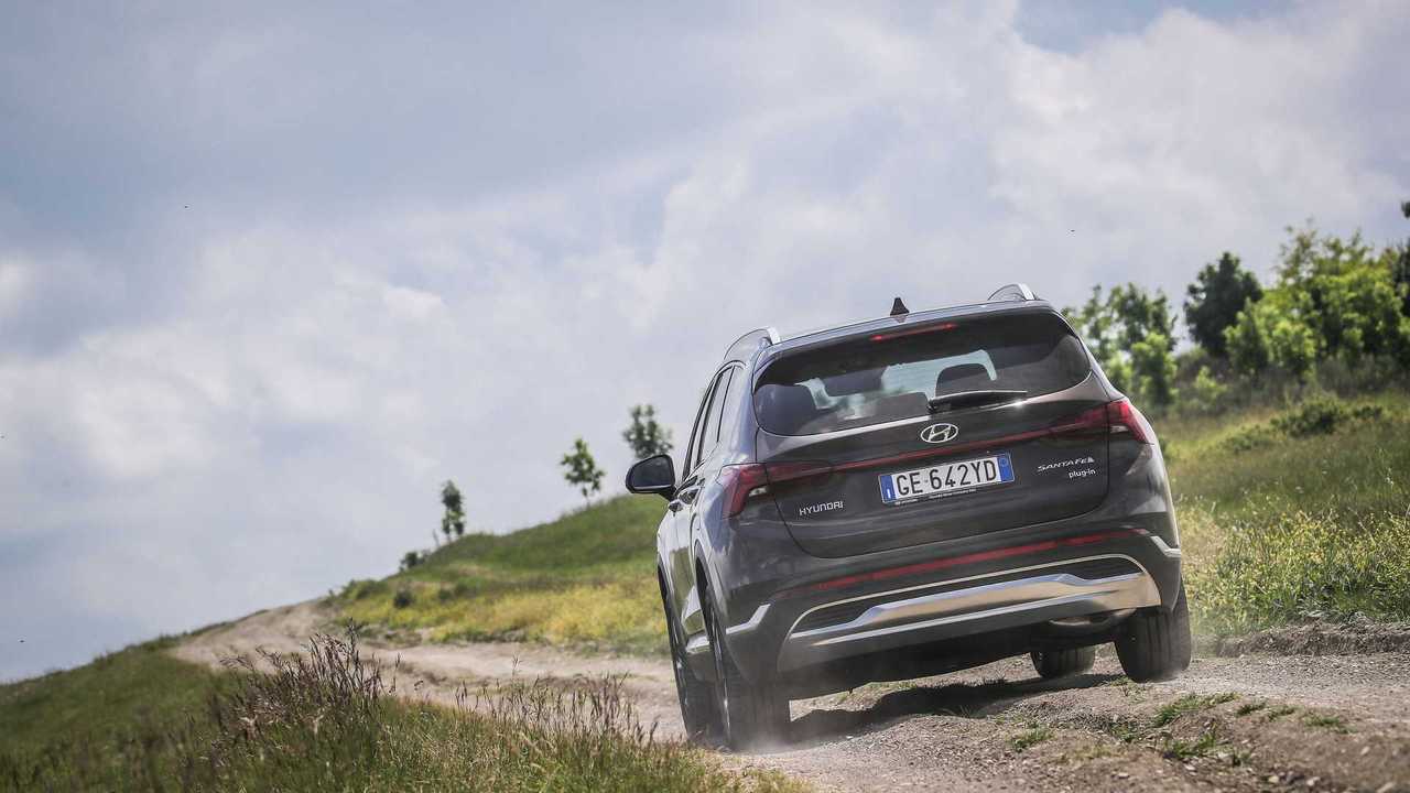 Hyundai Santa Fe ibrida plug-in, la prova su strada