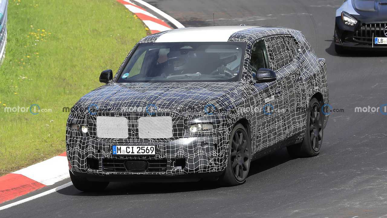 BMW X8 ibrida plug-in, le foto spia al Nurburgring