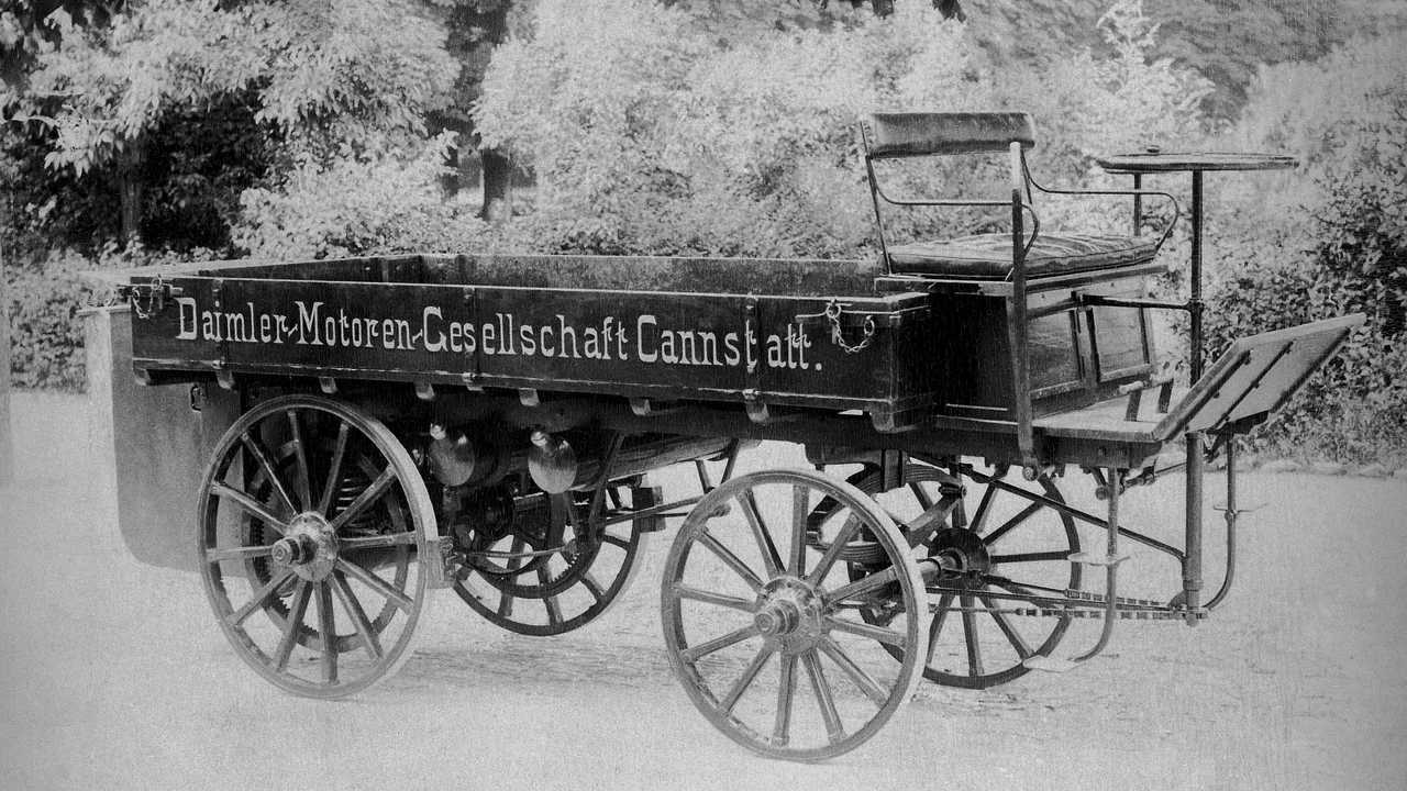Dai 125 anni del primo veicolo commerciale Daimler ai 25 dell'iconico Actros, ecco quattro ricorrenze che rendono quest'anno speciale