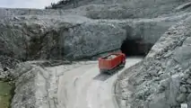 Sürücüsüz Volvo tırları madene indi
