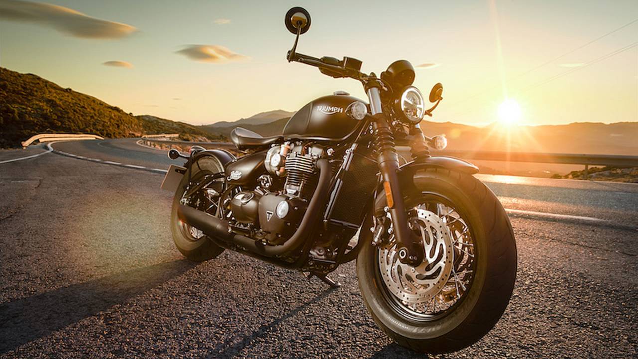 2018 Triumph Bonneville Bobber Black - First Ride